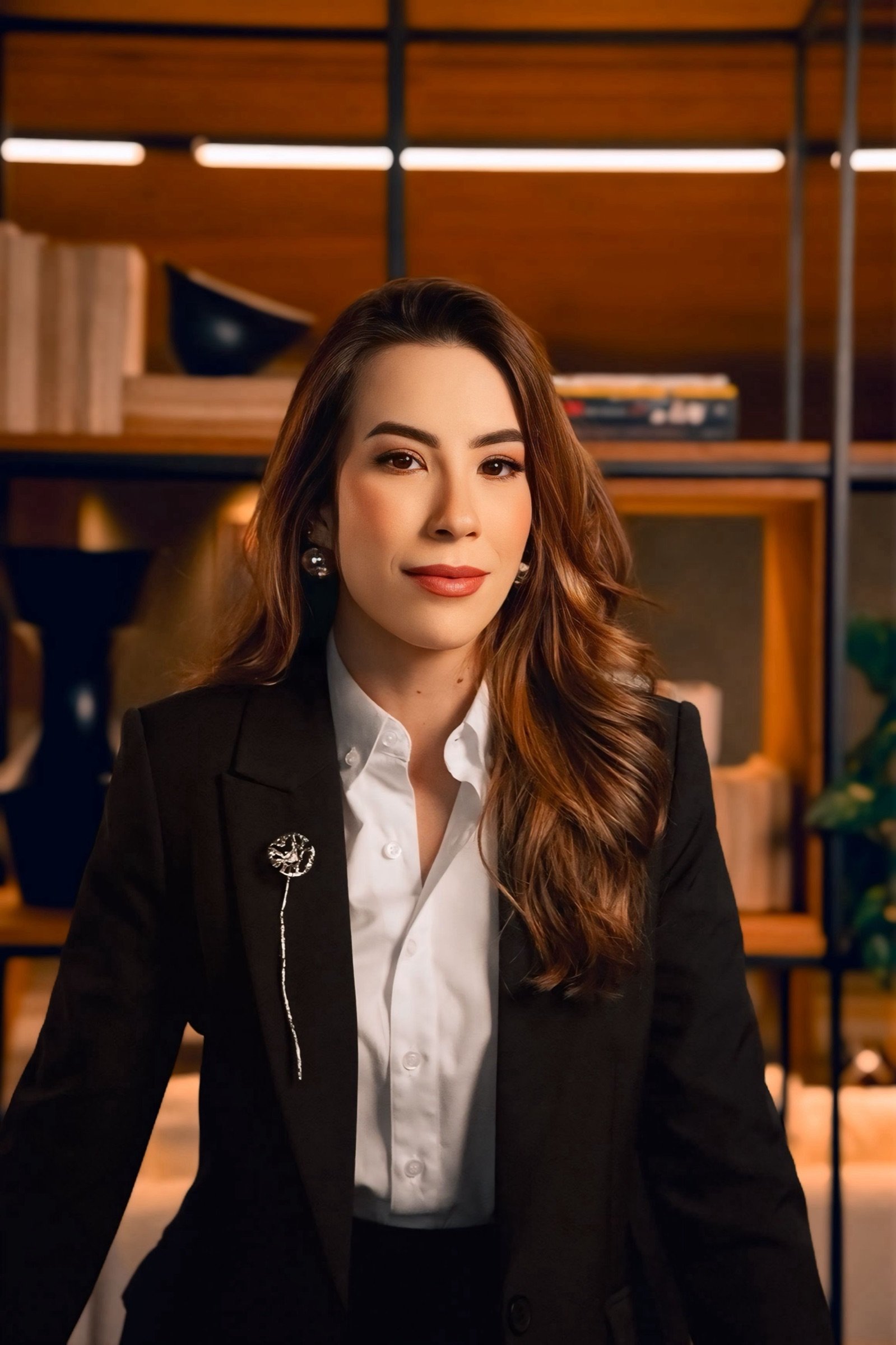 Retrato de Deborah Avelar em seu showroom de atendimento